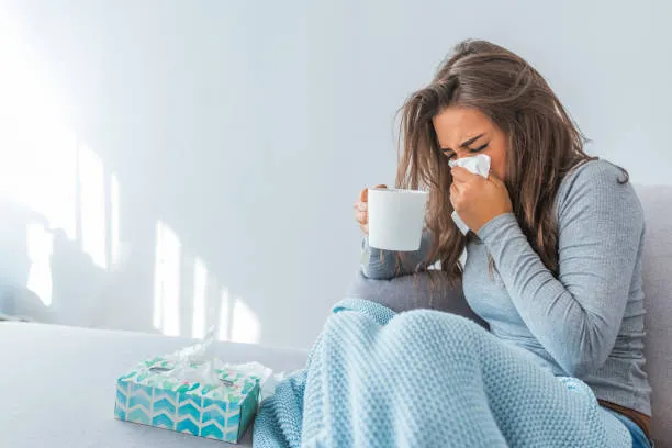 Covid-19: Ne poate proteja o răceală împotriva variantei Omicron?