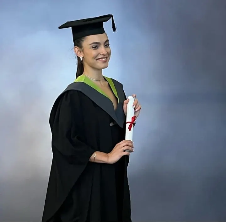Alexia Eram, absolventa unei prestigioase facultăți din Anglia. Ce mesaj a transmis Andreea Esca