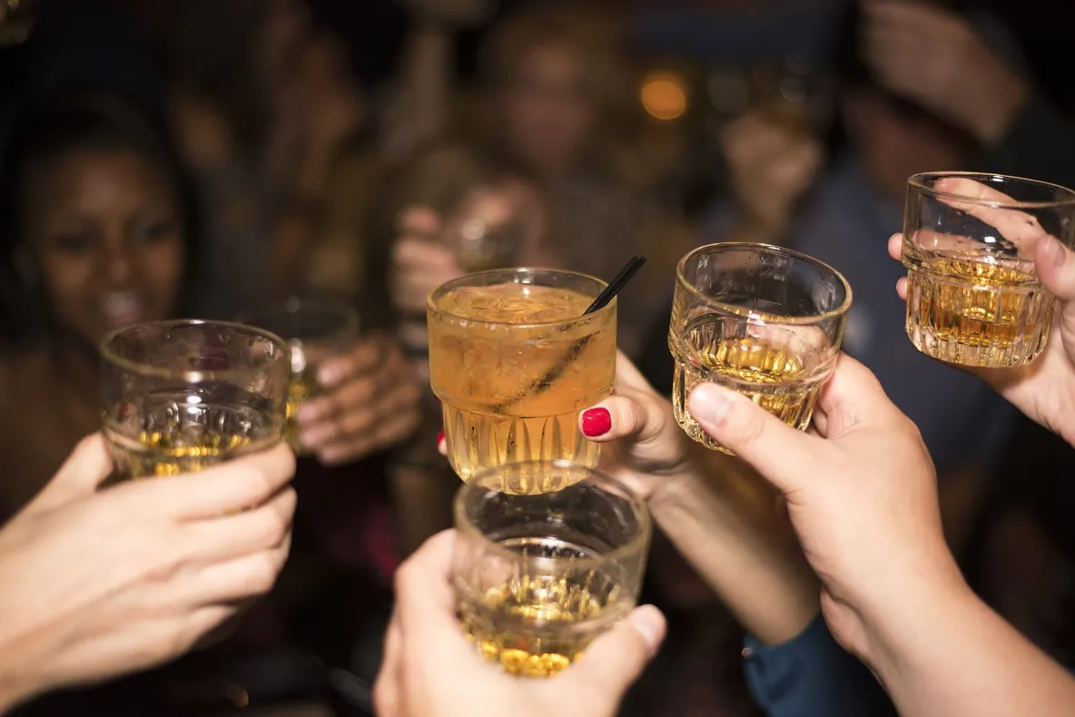 Noua substanță pusă cu pipeta în băuturile din cluburi. O singură picătură poate duce la deces