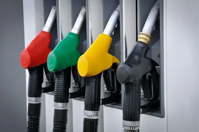 Guvernul renunţă oficial la compensarea carburanţilor