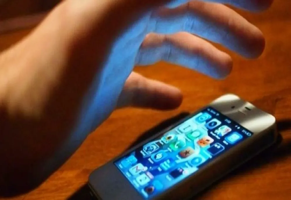 Poluare luminoasă. Cât de grav ne putem îmbolnăvi dacă folosim telefonul pe timpul nopții