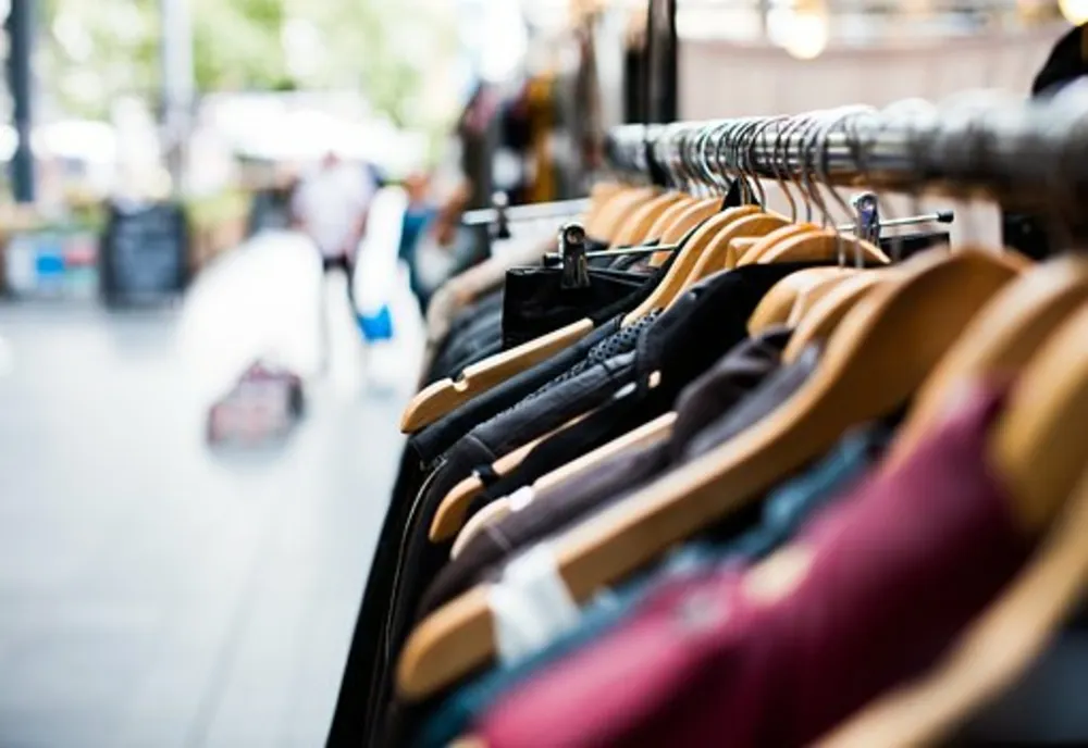 „Muntele de Haine” al României, în creștere! Doar 6–8% dintre textilele țării ajung să fie reciclate