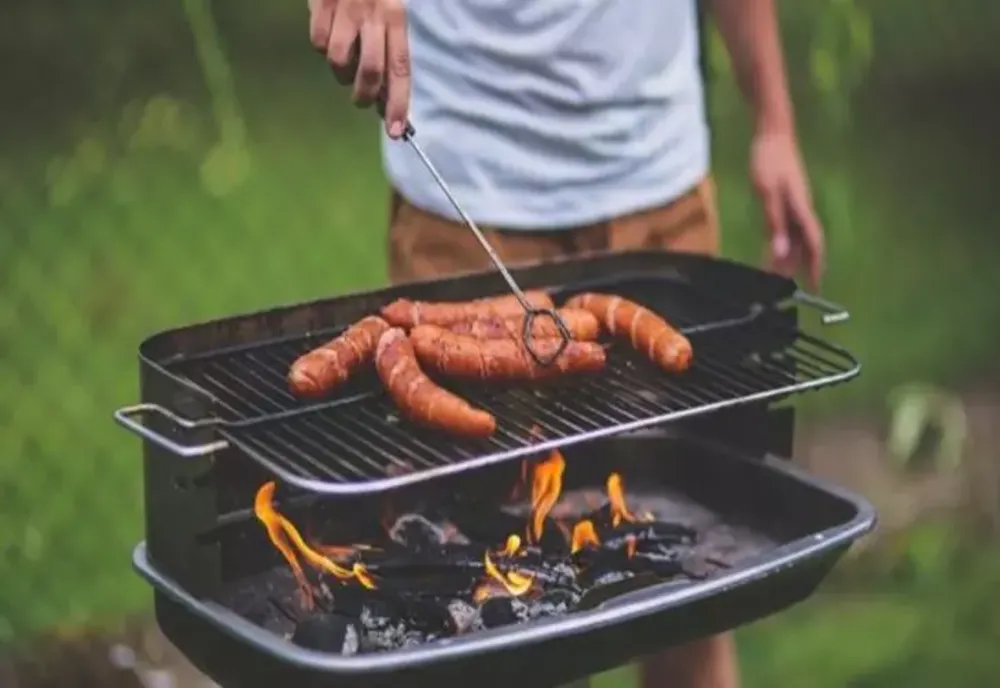 6 greșeli de siguranță alimentară pe care oamenii le fac la grătare, vara