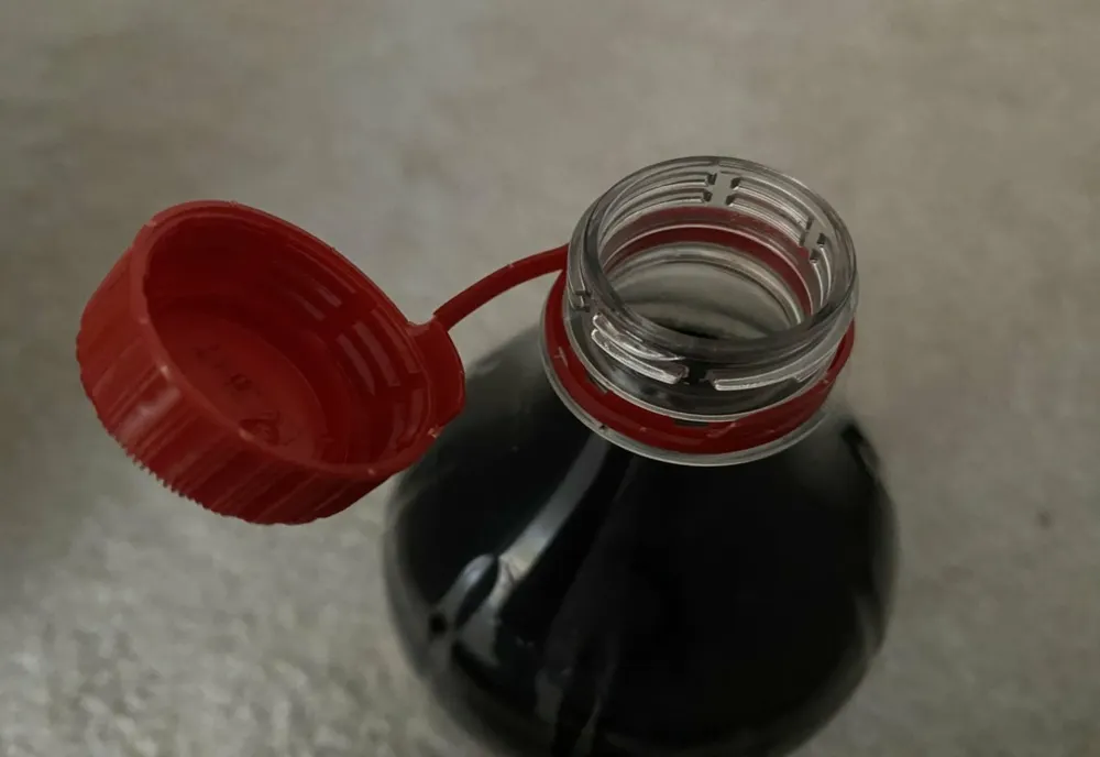 Sticlele de plastic cu capac ataşat au devenit obligatorii