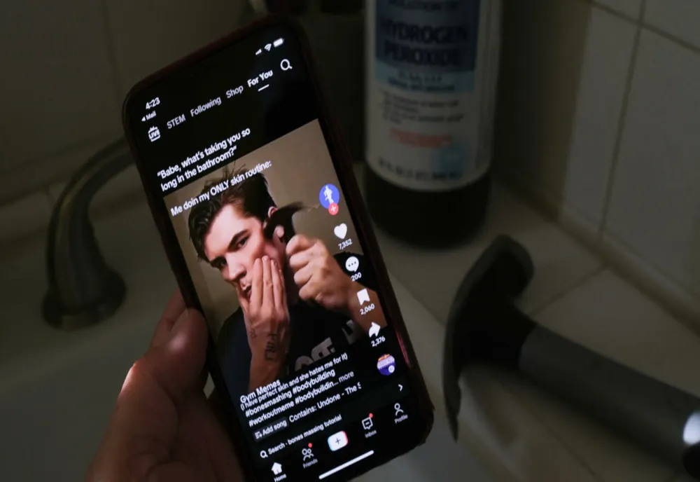 Un nou trend bizar a apărut pe TikTok: Bărbaţii îşi rad pur și simplu genele
