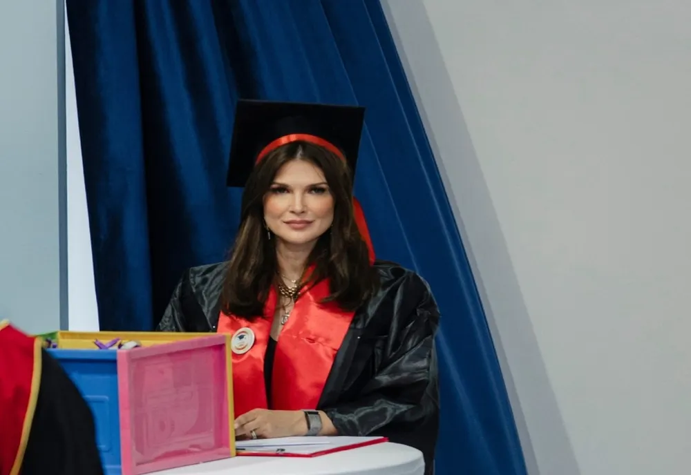 MONICA BÎRLĂDEANU A ABSOLVIT CEA DE-A DOUA FACULTATE, LA VÂRSTA DE 46 DE ANI