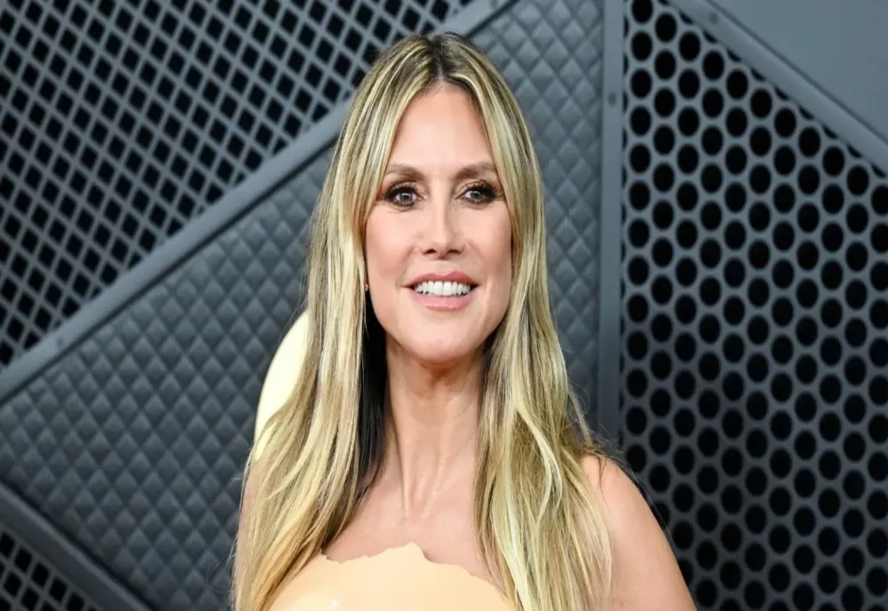 Ținuta din latex în care Heidi Klum arată dezbrăcată