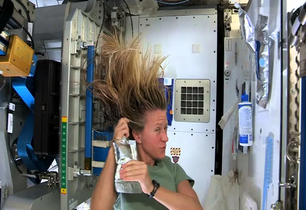 Rutinele de frumusețe pentru astronauții din spațiu: cum își spală femeile părul, se machiază și își îngrijesc pielea în timp ce orbitează Pământul