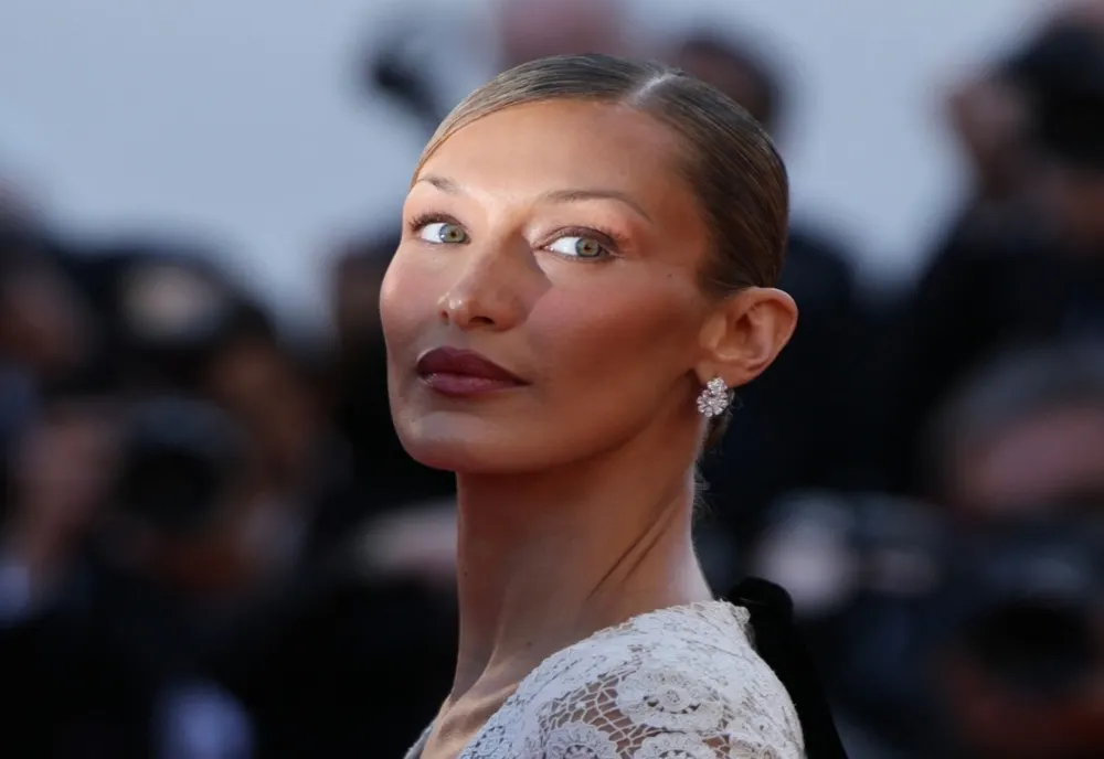 Bella Hadid, spectaculoasă la Cannes! Rochia ei a necesitat 22.000 de ore de broderie și munca a 130 de artizani
