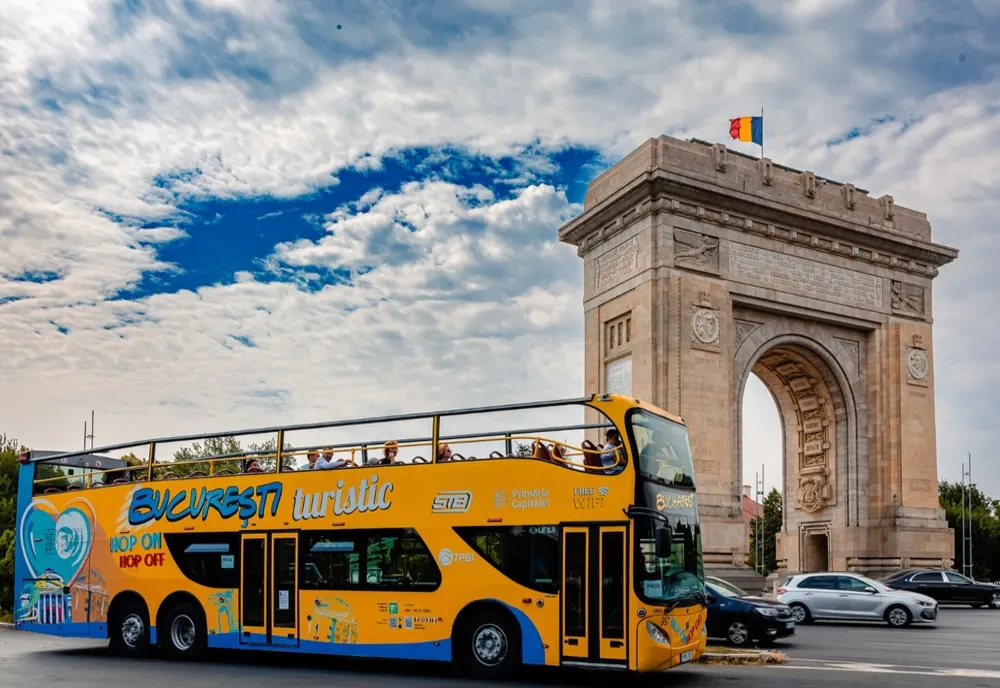 Autobuzele turistice ale Bucureștiului revin, de astăzi, pe traseu! Cât costă biletul și ce traseu au liniile „Bucharest City Tour”