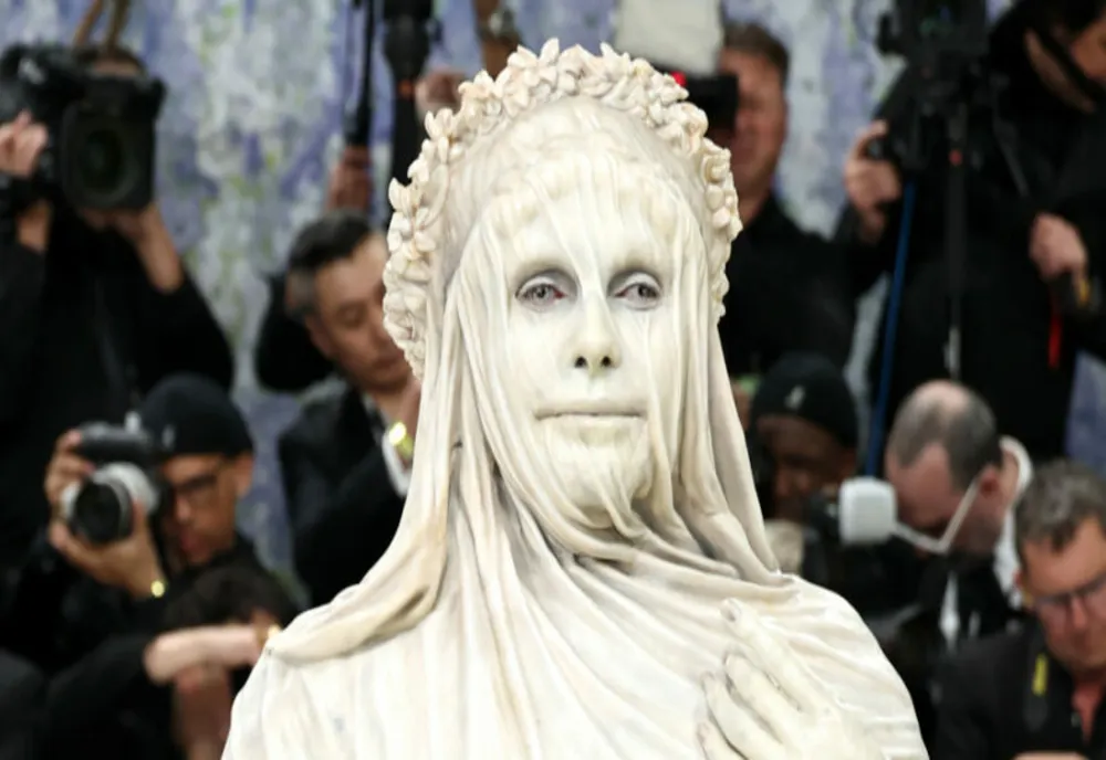 MET GALA 2026 | Heidi Klum s-a transformat într-o statuie vie