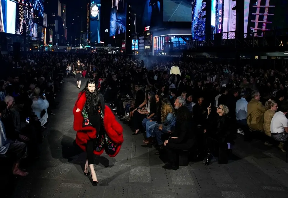 Gucci a transformat Times Square într-un podium uriaș de modă pentru noua colecție semnată de Demna
