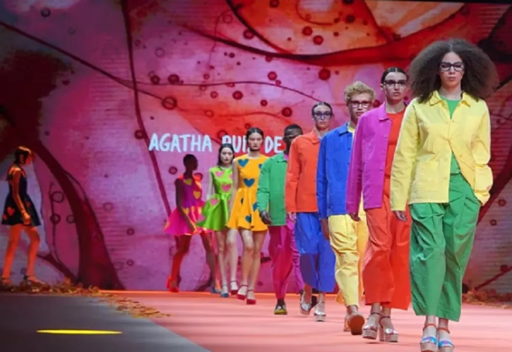 Aceste culori vor domina vara anului 2026: cu ce să porți galben, maro sau albastru?