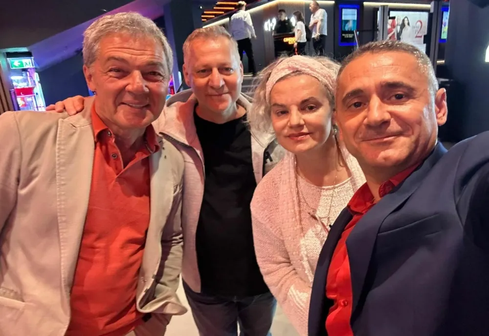 Comedie cu bucluc: zâzanie şi nemulţumiri în distribuţia filmului „MĂ MUT LA MAMA”