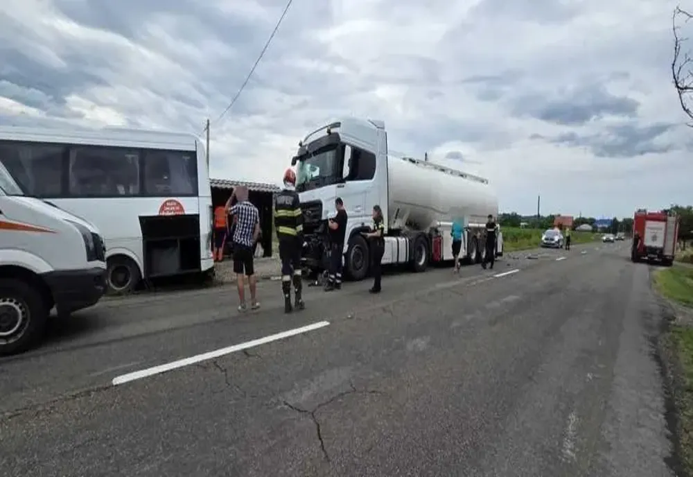Șase persoane implicate într-un accident cu o cisternă, în județul Neamț. Două sunt asistate medical