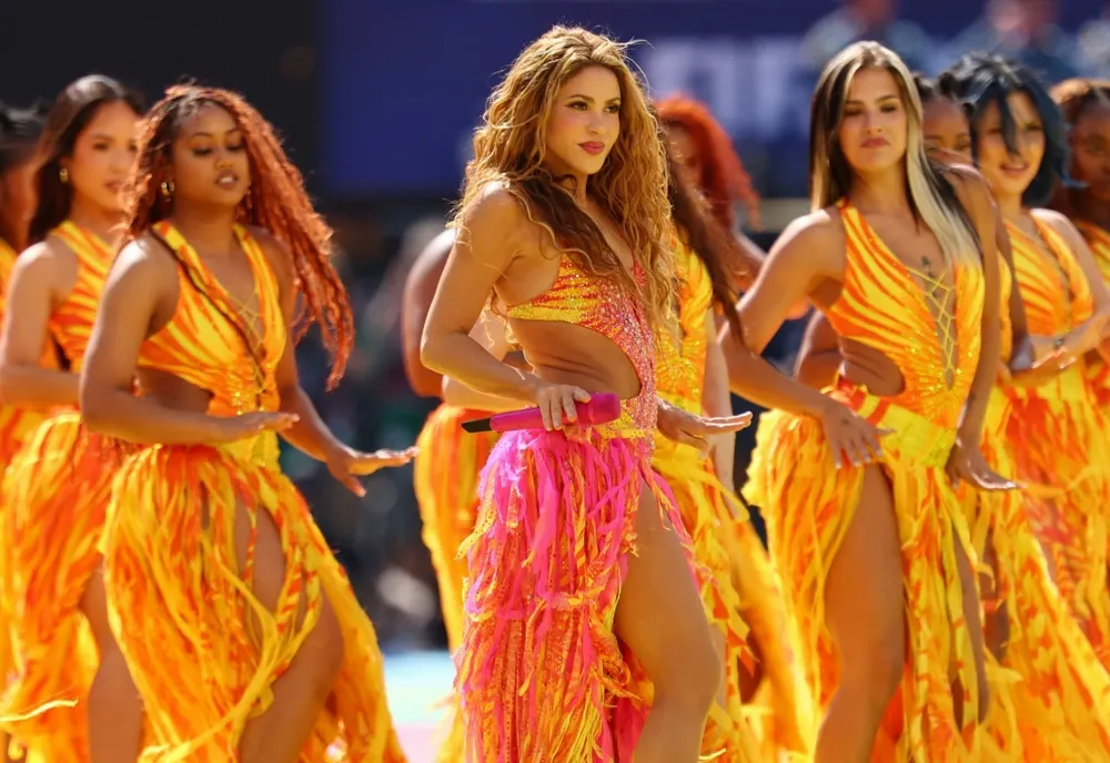 Dansatorii Shakirei la finala Cupei Mondiale 2026, îmbrăcați de un designer român