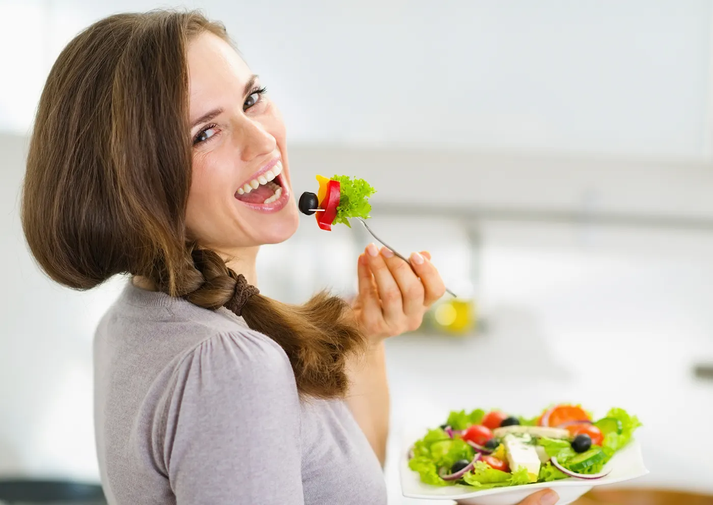 Un studiu arată că ascultarea unui anumit tip de muzică te poate ajuta să faci alegeri alimentare mai sănătoase