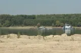 Operațiunea de pe brațul Bala intră în faza decisivă. Prima barjă ar putea fi scufundată la ora 15:00