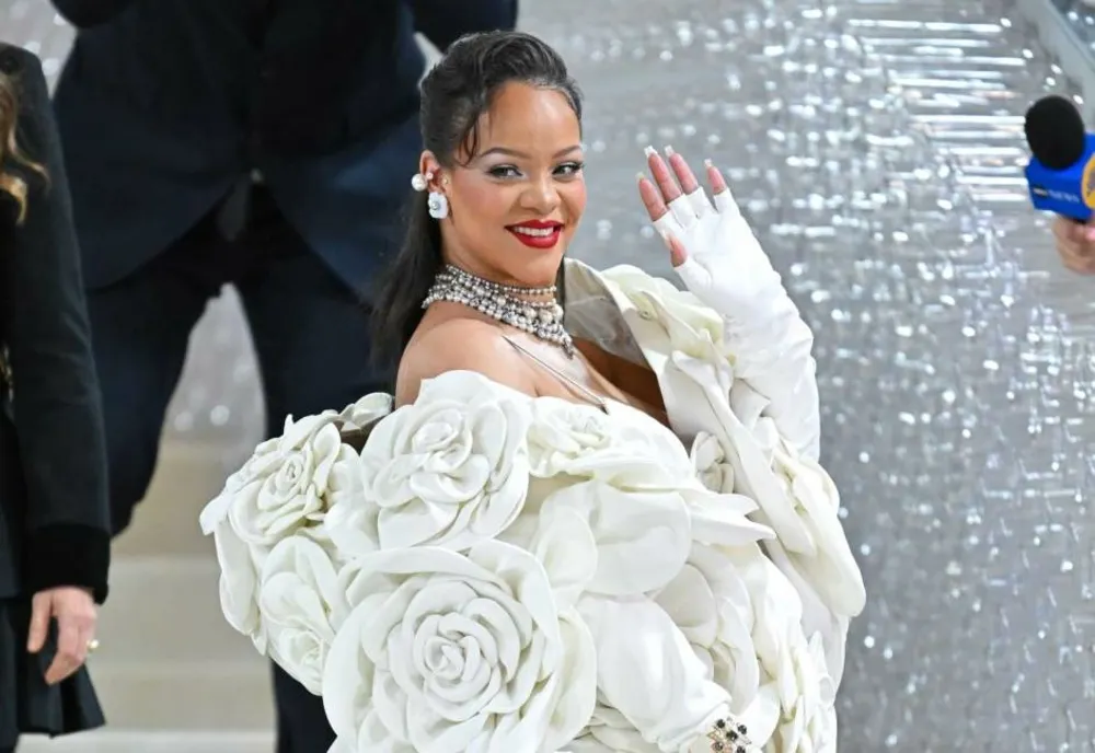 Rihanna, însărcinată a treia oară! Și-a etalat burtica la Met Gala, într-o ținută excentrică FOTO