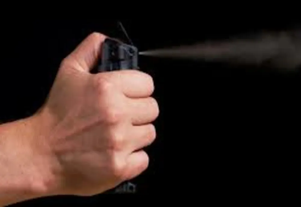Panică într-o școală din Petroșani după ce un elev a pulverizat spray lacrimogen pe hol