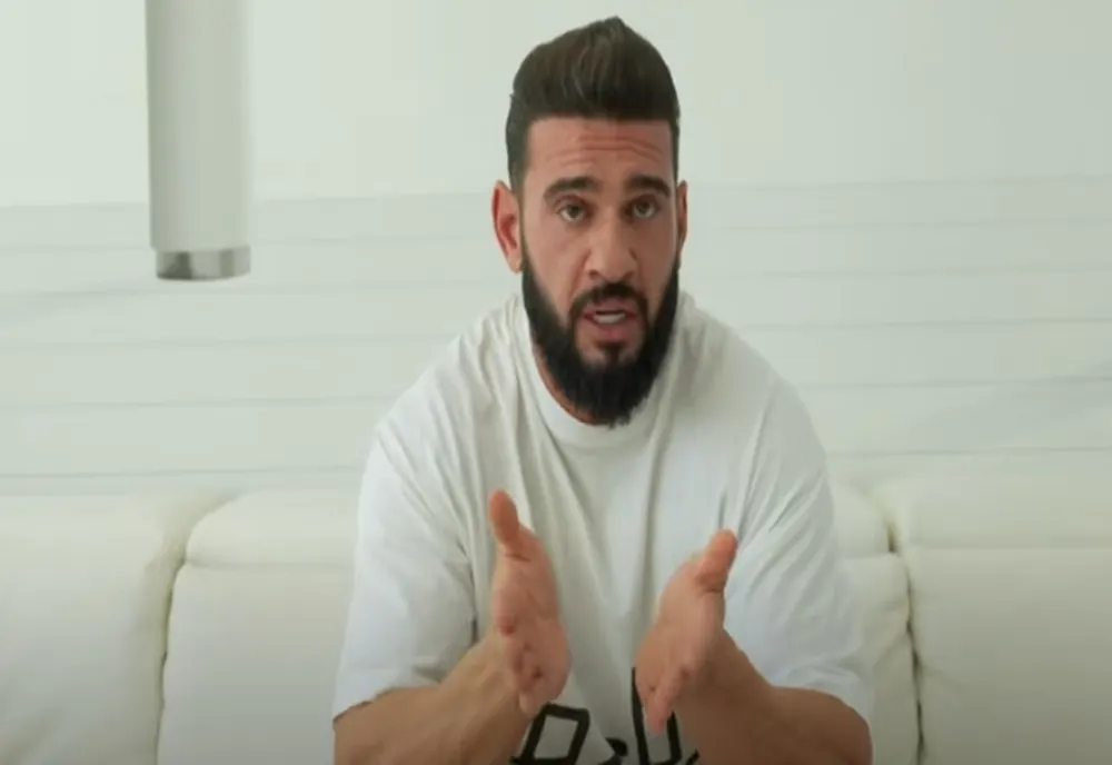 Dorian Popa și-a creat propria ținută pentru munca în folosul comunității