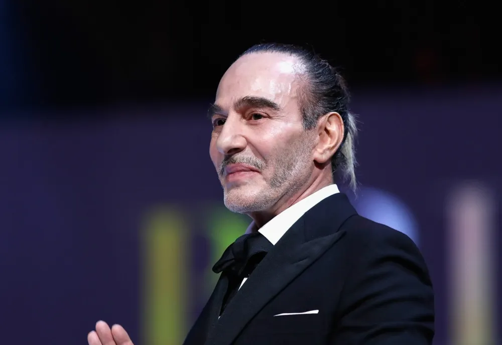 Designerul John Galliano revine în modă cu un parteneriat neașteptat
