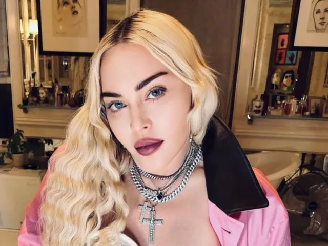 Madonna a venit cu elicoptere și alai să se reculeagă la o renumită mănăstire grecească din Meteora – FOTO