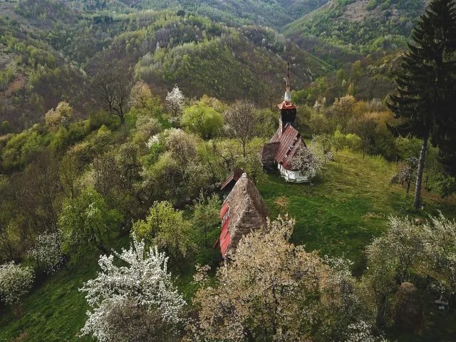 Englezii au descoperit „România secretă” și o laudă pentru peisajele spectaculoase și prețurile mici