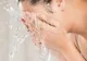Chiar ai nevoie să te speli pe față dimineața și seara? Răspunsul surprinzător al unui dermatolog