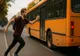 Oamenii care aleargă după autobuz fac de fapt un lucru bun pentru sănătatea lor