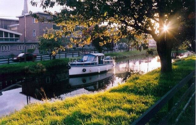 Grand_Canal,_Tullamore_-_geograph.org.uk_-_753743