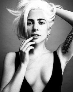 boala articulației doamnei Gaga