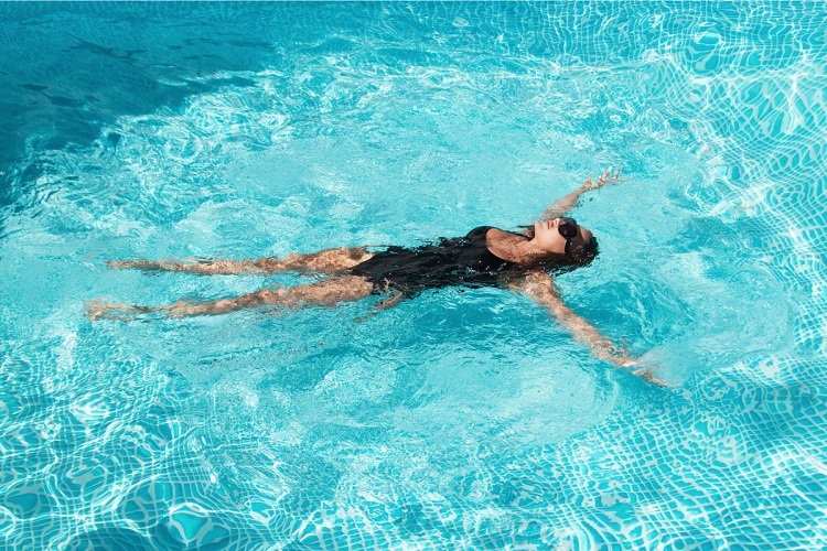înotul este bun pentru durerile articulare)